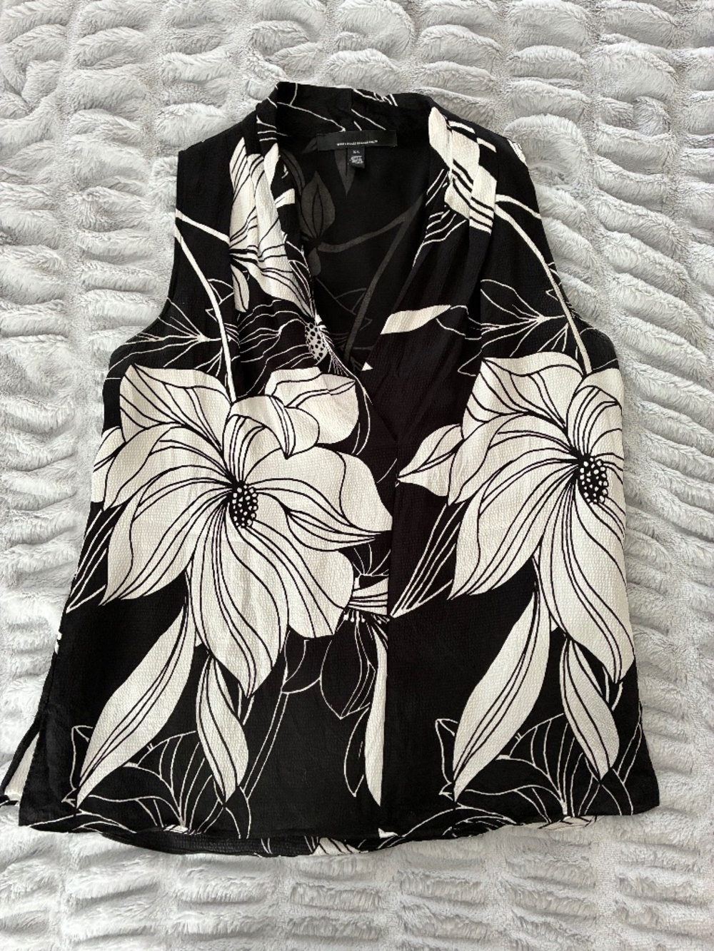 WHBM White House Black Market Sleeveless Floral Blouse XS Black White